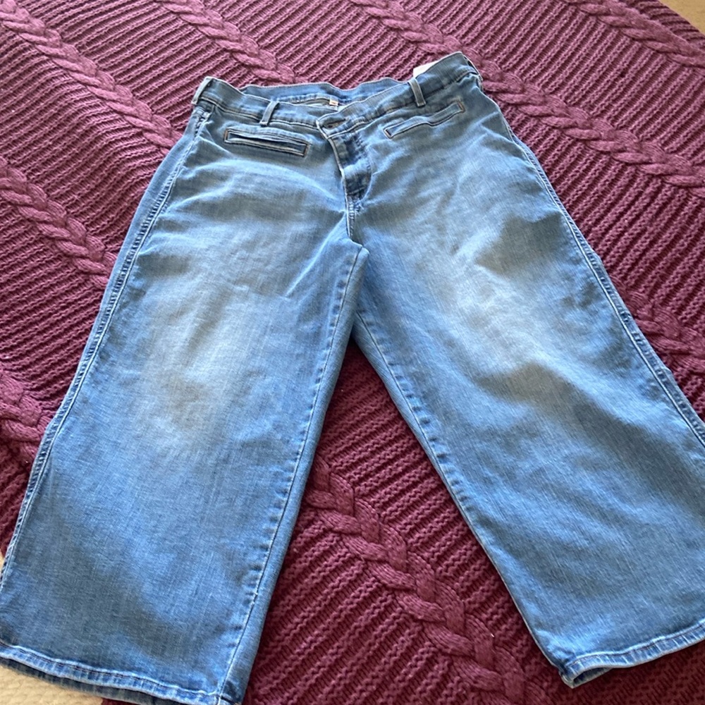 Classic wide legged Levi Strauss jeans. Wide legged all the way to above ankle.